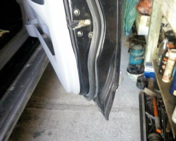 Чорний Ісузу D-Max, об'ємом двигуна 3 л та пробігом 300 тис. км за 12000 $, фото 4 на Automoto.ua