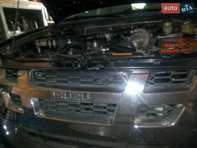 Чорний Ісузу D-Max, об'ємом двигуна 3 л та пробігом 300 тис. км за 12000 $, фото 2 на Automoto.ua
