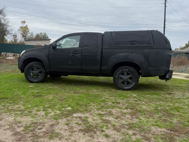 Черный Исузу Д-Макс, объемом двигателя 2.5 л и пробегом 130 тыс. км за 9999 $, фото 2 на Automoto.ua