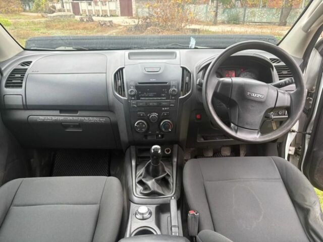 Черный Исузу Д-Макс, объемом двигателя 2.5 л и пробегом 130 тыс. км за 9999 $, фото 7 на Automoto.ua