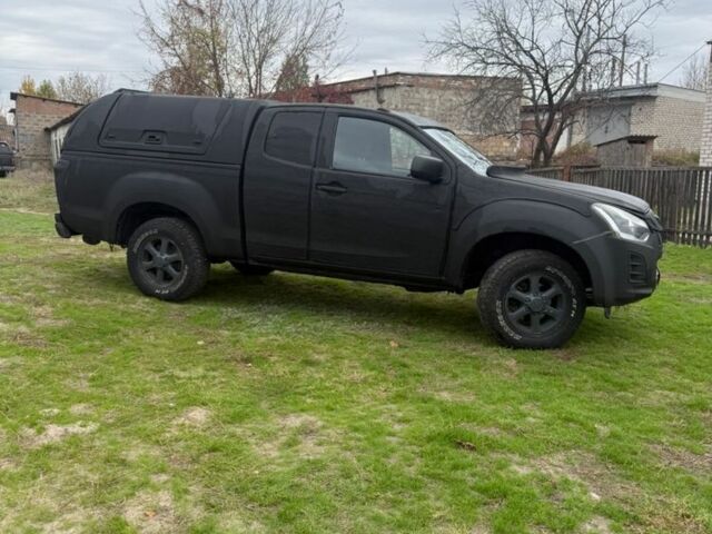Черный Исузу Д-Макс, объемом двигателя 2.5 л и пробегом 130 тыс. км за 9999 $, фото 1 на Automoto.ua