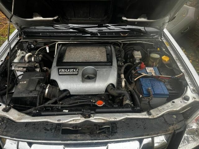 Серый Исузу Д-Макс, объемом двигателя 3 л и пробегом 370 тыс. км за 6500 $, фото 3 на Automoto.ua