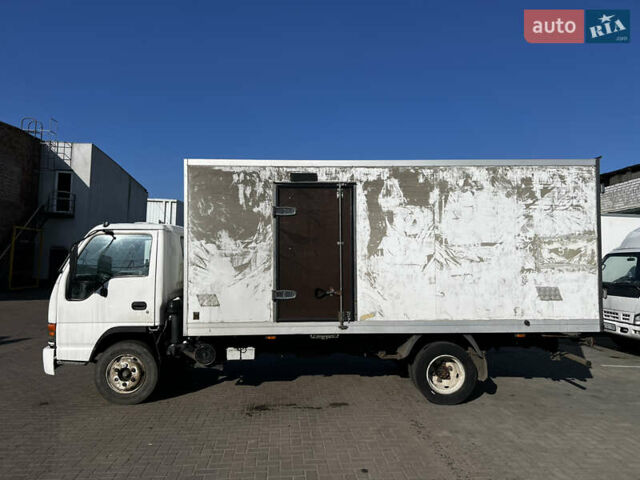 Белый Исузу НКР, объемом двигателя 4.6 л и пробегом 703 тыс. км за 8800 $, фото 1 на Automoto.ua