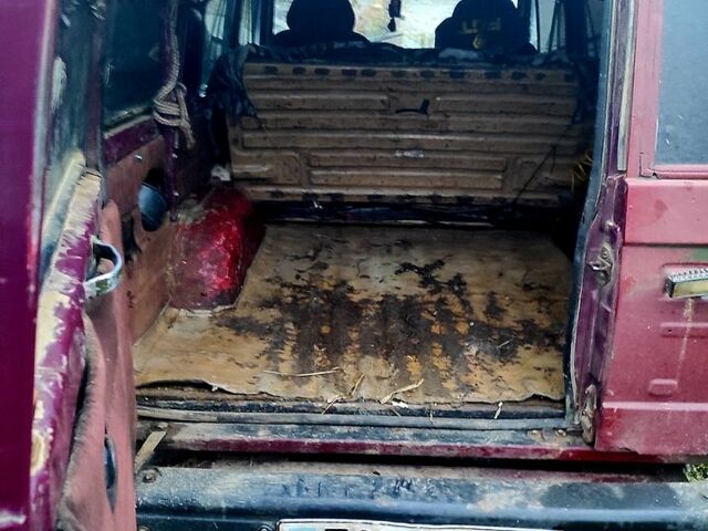 Красный Исузу Трупер, объемом двигателя 2.2 л и пробегом 300 тыс. км за 1900 $, фото 4 на Automoto.ua