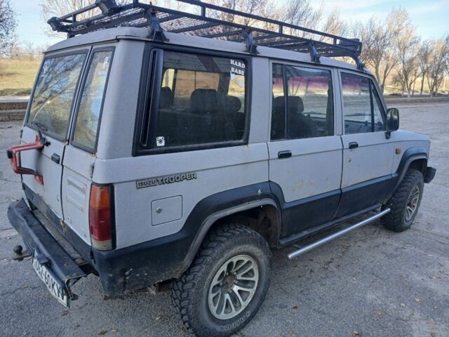 Серый Исузу Трупер, объемом двигателя 2.5 л и пробегом 200 тыс. км за 2612 $, фото 1 на Automoto.ua