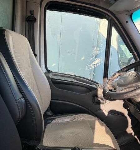 Белый Ивеко Дейли, объемом двигателя 2.29 л и пробегом 380 тыс. км за 7000 $, фото 3 на Automoto.ua