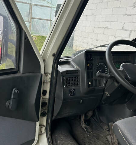 Білий Івеко Дейлі, об'ємом двигуна 2.8 л та пробігом 450 тис. км за 3800 $, фото 1 на Automoto.ua