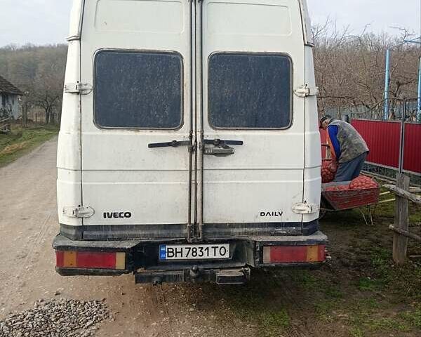 Белый Ивеко Дейли, объемом двигателя 2.8 л и пробегом 300 тыс. км за 4000 $, фото 2 на Automoto.ua
