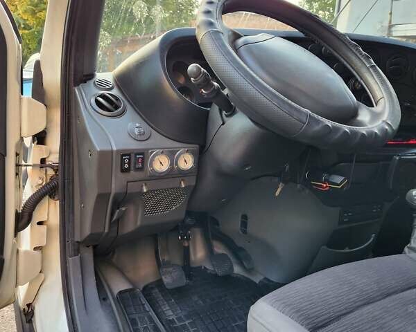 Белый Ивеко Дейли, объемом двигателя 2.8 л и пробегом 295 тыс. км за 9200 $, фото 2 на Automoto.ua