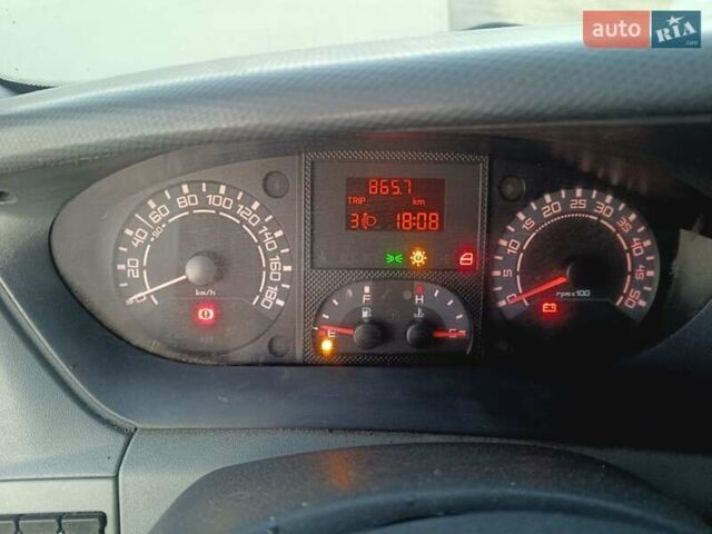 Белый Ивеко Дейли, объемом двигателя 3.2 л и пробегом 290 тыс. км за 10900 $, фото 2 на Automoto.ua