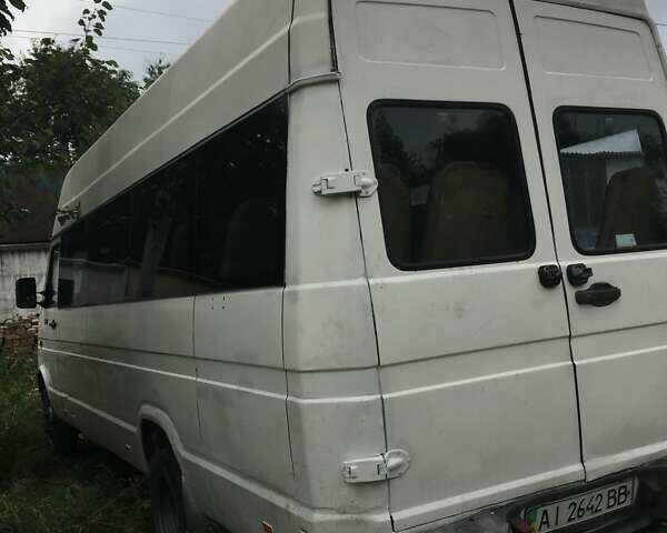 Белый Ивеко Дейли, объемом двигателя 2.8 л и пробегом 400 тыс. км за 2000 $, фото 3 на Automoto.ua