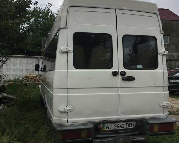 Белый Ивеко Дейли, объемом двигателя 2.8 л и пробегом 400 тыс. км за 2000 $, фото 2 на Automoto.ua