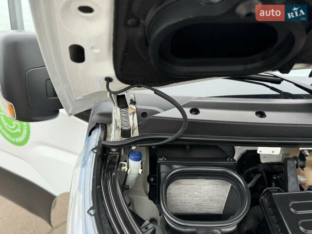 Белый Ивеко Дейли, объемом двигателя 3 л и пробегом 240 тыс. км за 22000 $, фото 102 на Automoto.ua