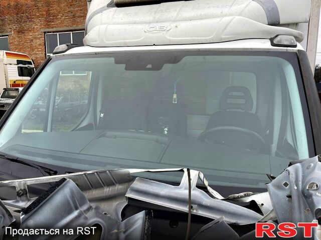 Белый Ивеко Дейли, объемом двигателя 2.5 л и пробегом 300 тыс. км за 10000 $, фото 3 на Automoto.ua