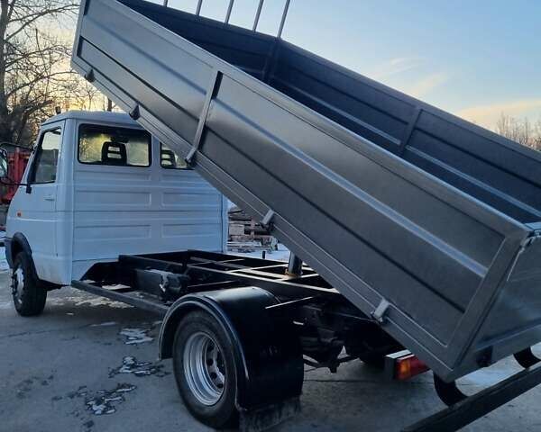 Белый Ивеко Дейли, объемом двигателя 2.5 л и пробегом 180 тыс. км за 9500 $, фото 1 на Automoto.ua