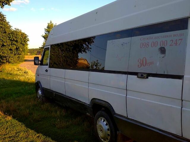Белый Ивеко Дейли, объемом двигателя 2.5 л и пробегом 150 тыс. км за 2999 $, фото 2 на Automoto.ua