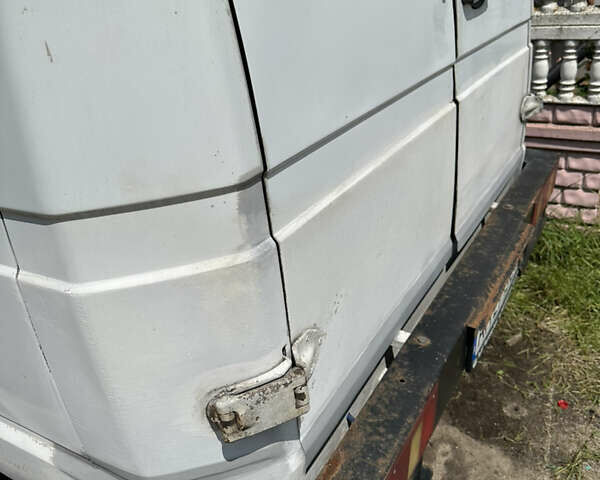 Белый Ивеко Дейли пасс., объемом двигателя 2.8 л и пробегом 380 тыс. км за 3500 $, фото 2 на Automoto.ua