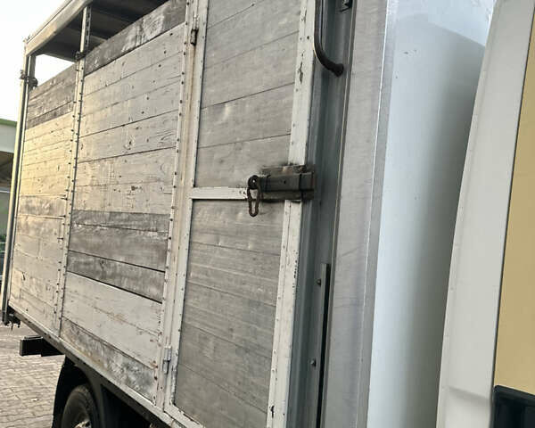 Желтый Ивеко Дейли, объемом двигателя 2.3 л и пробегом 420 тыс. км за 5700 $, фото 2 на Automoto.ua