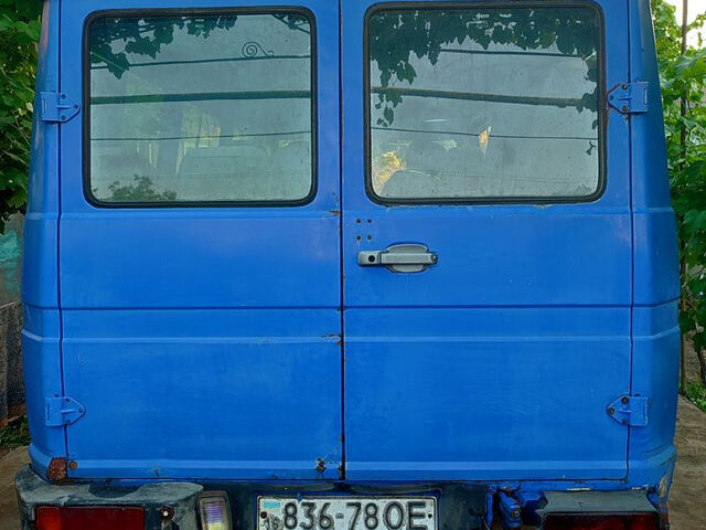 Синий Ивеко Дейли, объемом двигателя 2.5 л и пробегом 477 тыс. км за 1500 $, фото 4 на Automoto.ua