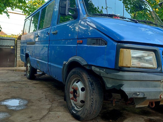 Синий Ивеко Дейли, объемом двигателя 2.5 л и пробегом 477 тыс. км за 1500 $, фото 3 на Automoto.ua