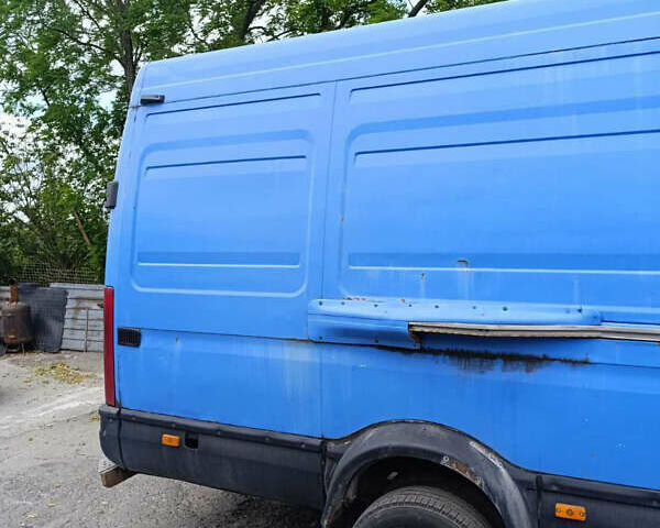 Синий Ивеко Дейли, объемом двигателя 2.8 л и пробегом 350 тыс. км за 6900 $, фото 3 на Automoto.ua