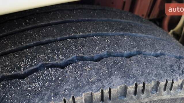 Белый Ивеко Стралис, объемом двигателя 12.88 л и пробегом 1000 тыс. км за 5900 $, фото 2 на Automoto.ua