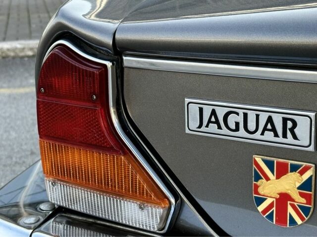 Сірий Ягуар Даймлер, об'ємом двигуна 5.3 л та пробігом 86 тис. км за 19999 $, фото 11 на Automoto.ua