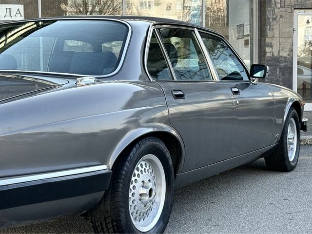 Сірий Ягуар Даймлер, об'ємом двигуна 5.3 л та пробігом 86 тис. км за 19999 $, фото 9 на Automoto.ua