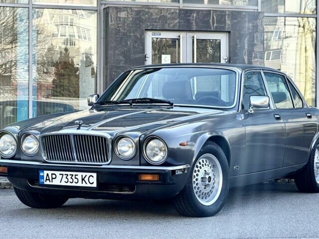 Сірий Ягуар Даймлер, об'ємом двигуна 5.3 л та пробігом 86 тис. км за 19999 $, фото 4 на Automoto.ua