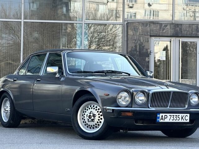 Сірий Ягуар Даймлер, об'ємом двигуна 5.3 л та пробігом 86 тис. км за 19999 $, фото 3 на Automoto.ua