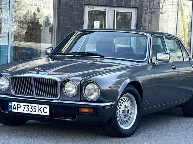 Сірий Ягуар Даймлер, об'ємом двигуна 5.3 л та пробігом 86 тис. км за 19999 $, фото 2 на Automoto.ua