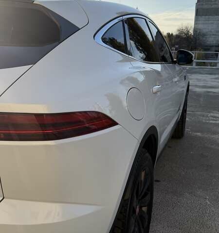 Белый Ягуар E-Pace, объемом двигателя 2 л и пробегом 77 тыс. км за 25000 $, фото 3 на Automoto.ua