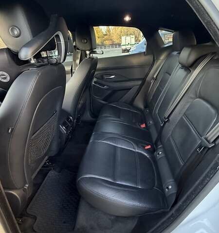 Белый Ягуар E-Pace, объемом двигателя 2 л и пробегом 77 тыс. км за 25000 $, фото 11 на Automoto.ua