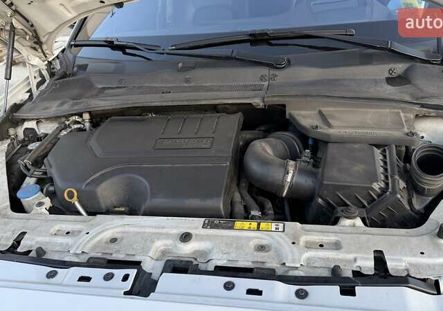 Белый Ягуар E-Pace, объемом двигателя 2 л и пробегом 77 тыс. км за 25000 $, фото 20 на Automoto.ua