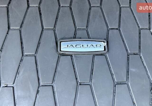 Белый Ягуар E-Pace, объемом двигателя 2 л и пробегом 77 тыс. км за 25000 $, фото 17 на Automoto.ua