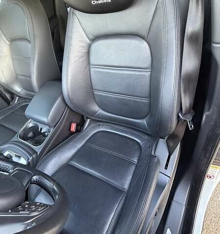 Белый Ягуар E-Pace, объемом двигателя 2 л и пробегом 77 тыс. км за 25000 $, фото 6 на Automoto.ua