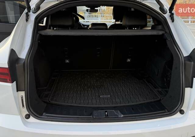 Белый Ягуар E-Pace, объемом двигателя 2 л и пробегом 77 тыс. км за 25000 $, фото 16 на Automoto.ua