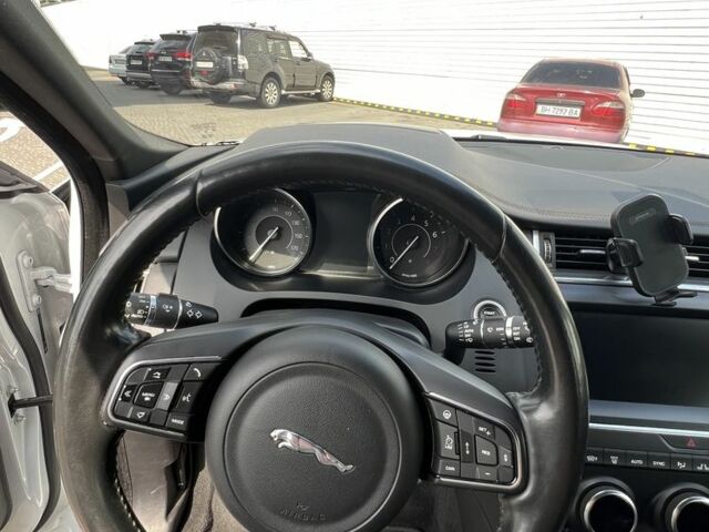 Белый Ягуар E-Pace, объемом двигателя 2 л и пробегом 185 тыс. км за 17600 $, фото 11 на Automoto.ua