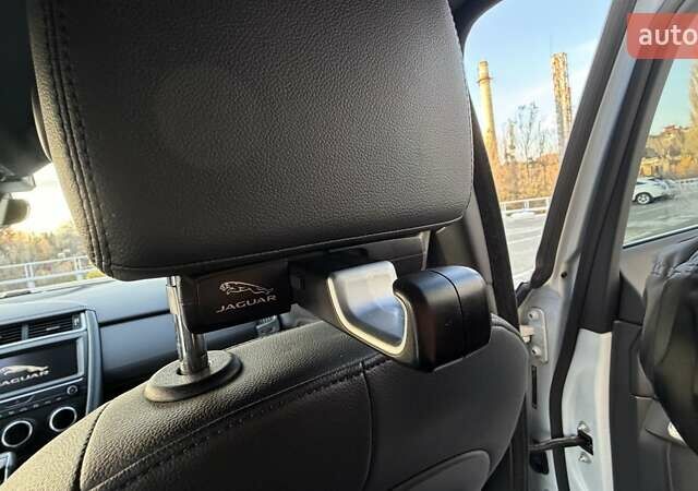 Белый Ягуар E-Pace, объемом двигателя 2 л и пробегом 77 тыс. км за 25000 $, фото 14 на Automoto.ua