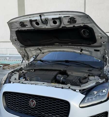 Белый Ягуар E-Pace, объемом двигателя 2 л и пробегом 77 тыс. км за 25000 $, фото 19 на Automoto.ua