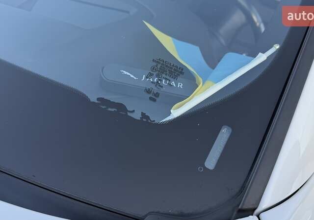 Белый Ягуар E-Pace, объемом двигателя 2 л и пробегом 77 тыс. км за 25000 $, фото 21 на Automoto.ua