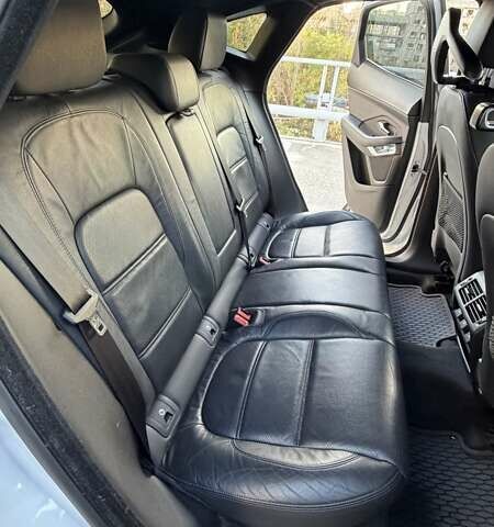 Белый Ягуар E-Pace, объемом двигателя 2 л и пробегом 77 тыс. км за 25000 $, фото 15 на Automoto.ua