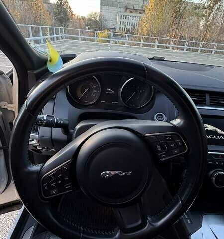 Белый Ягуар E-Pace, объемом двигателя 2 л и пробегом 77 тыс. км за 25000 $, фото 8 на Automoto.ua
