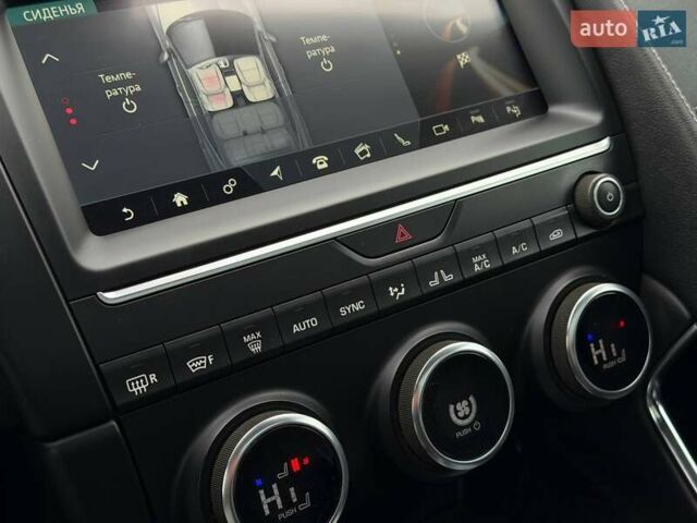 Белый Ягуар E-Pace, объемом двигателя 2 л и пробегом 120 тыс. км за 25500 $, фото 60 на Automoto.ua