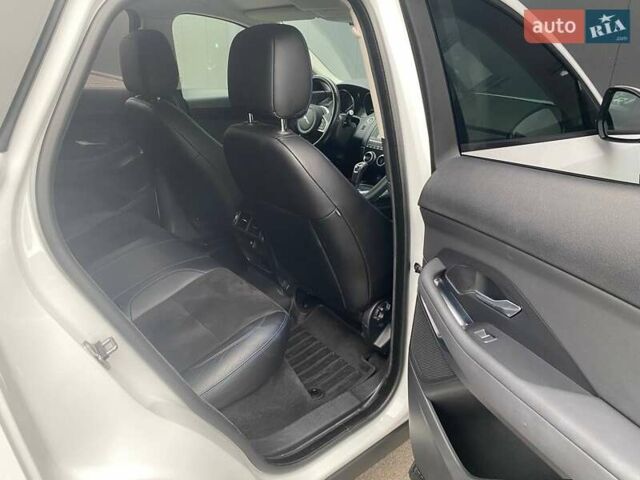 Белый Ягуар E-Pace, объемом двигателя 2 л и пробегом 74 тыс. км за 28000 $, фото 14 на Automoto.ua