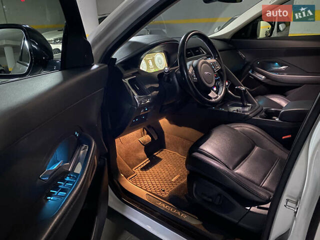 Белый Ягуар E-Pace, объемом двигателя 2 л и пробегом 103 тыс. км за 26500 $, фото 4 на Automoto.ua