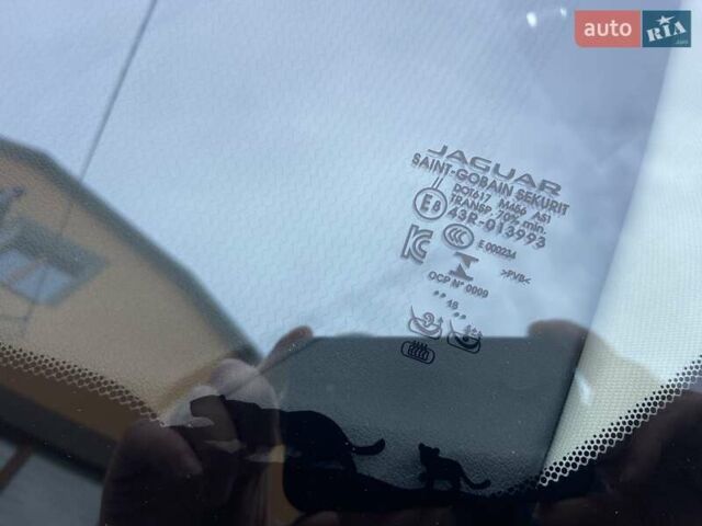 Белый Ягуар E-Pace, объемом двигателя 2 л и пробегом 54 тыс. км за 22500 $, фото 5 на Automoto.ua