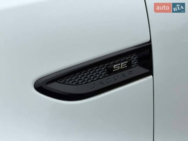 Белый Ягуар E-Pace, объемом двигателя 2 л и пробегом 120 тыс. км за 25500 $, фото 7 на Automoto.ua