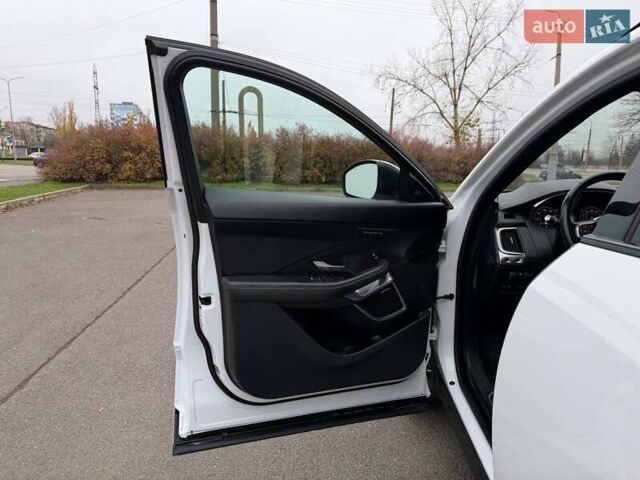 Белый Ягуар E-Pace, объемом двигателя 2 л и пробегом 120 тыс. км за 25500 $, фото 38 на Automoto.ua