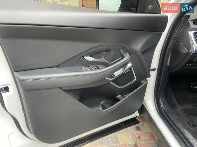 Белый Ягуар E-Pace, объемом двигателя 2 л и пробегом 54 тыс. км за 22500 $, фото 19 на Automoto.ua